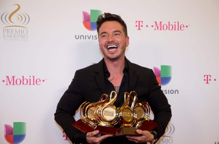 J Balvin con algunos de sus premios.