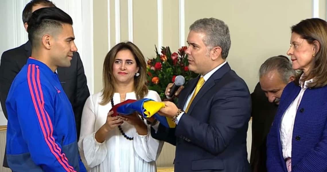 Duque entregó la bandera a la Selección