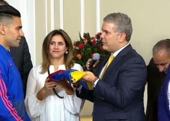 Duque entregó la bandera a la Selección