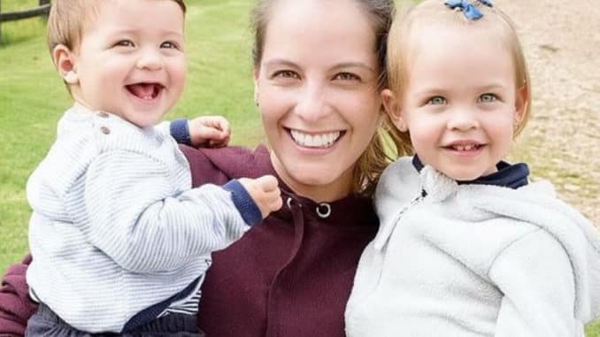 Nicolás, el hijo de Laura Acuña se viste de gala y se roba la mirada de la farándula