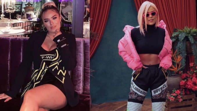 Karol G posó con una ligera bata
