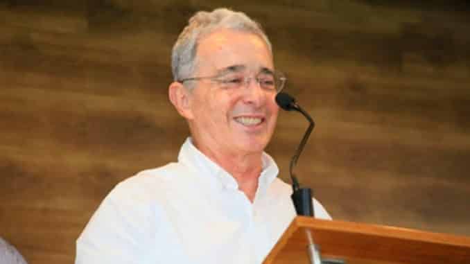 La safadita de Uribe en plena entrevista