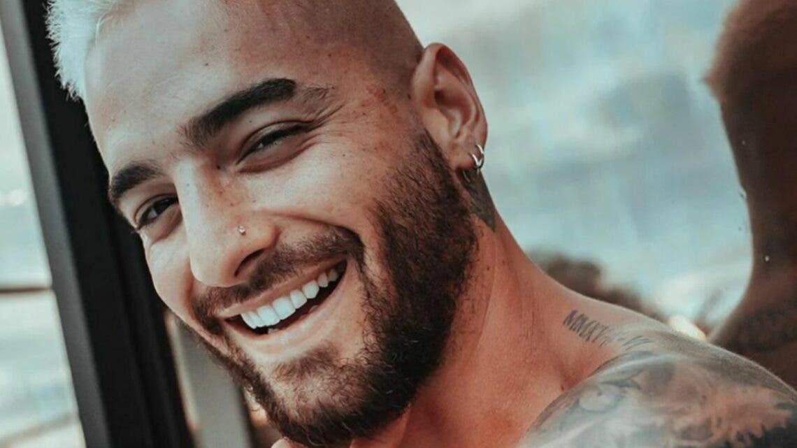 Maluma enciende redes sociales al tomarse foto en el baño